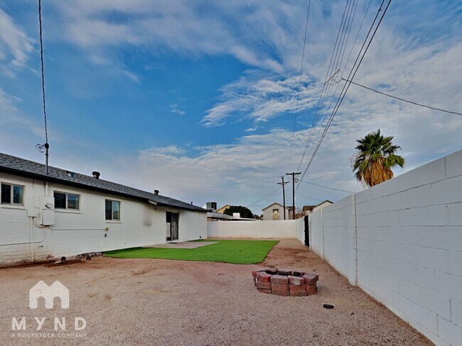 Building Photo - 1544 W 6th St