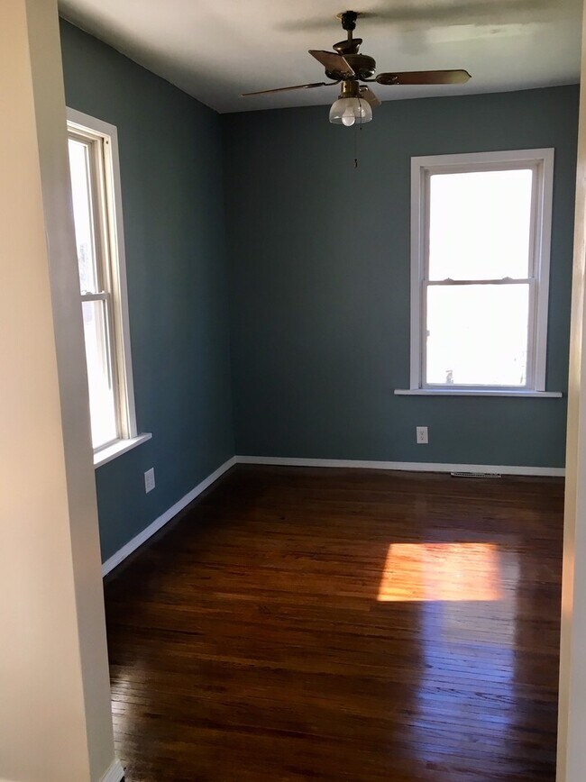 Building Photo - 3 bedroom / 1.5 bath w/Central Air, Basement and Detached 2 Car Garage