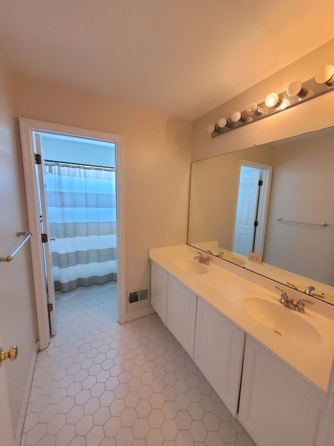Building Photo - Waterfront! Spacious, updated, 4-bedroom &...