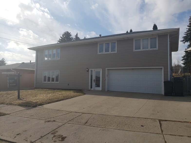 Building Photo - 700 N 29th St