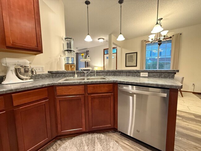 Building Photo - Great 3BR/2BA End Unit Elk River Townhome Available June!