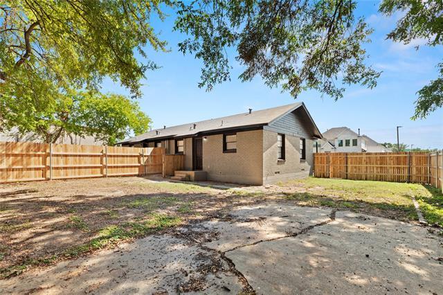 Building Photo - 421 W 6th St