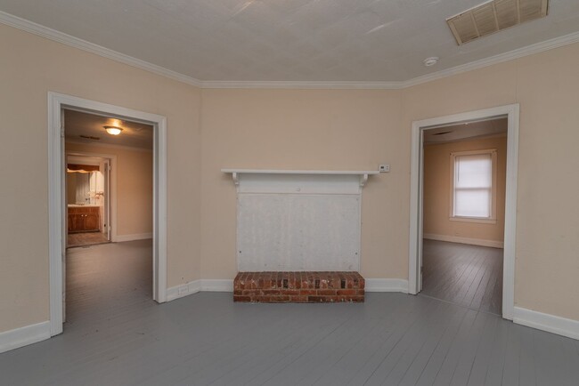Building Photo - PRICE REDUCED- $995 - Cute 3 Bed/2 Bath Si...