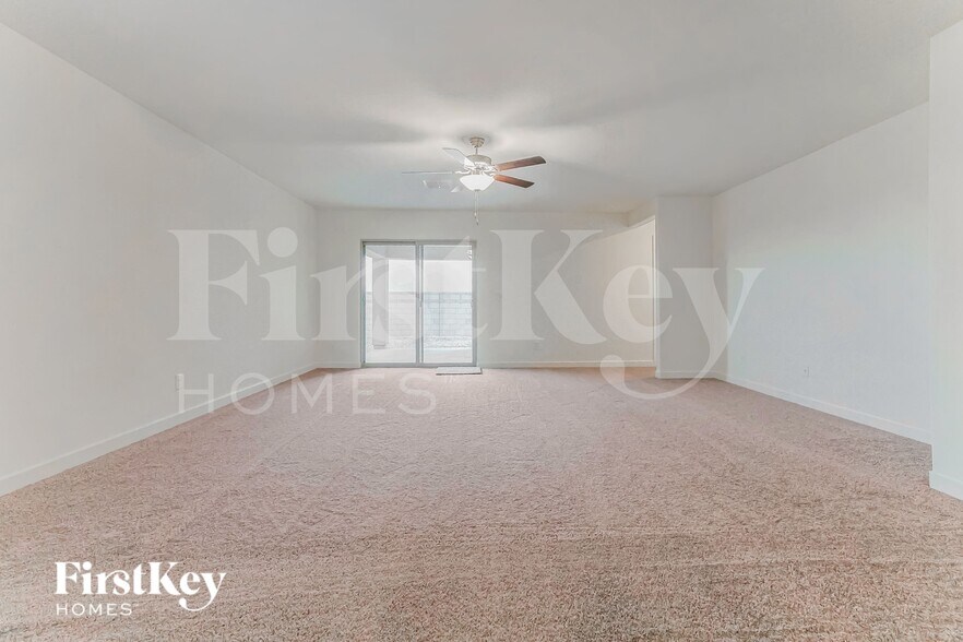 Building Photo - 976 W 20th St