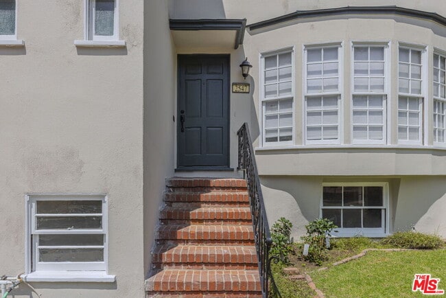 Building Photo - 2547 Canyon Dr