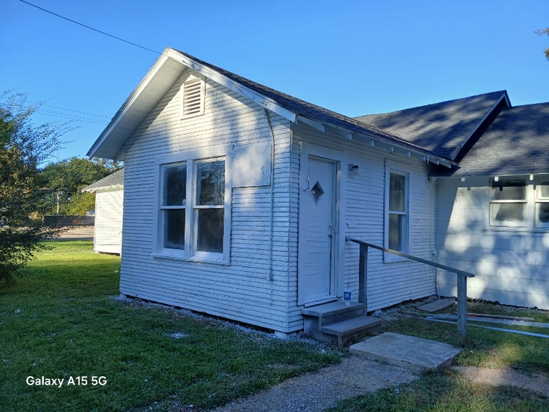 Primary Photo - 3 Louisiana Ave