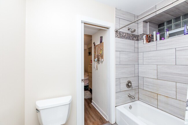 Building Photo - HUGE 4bed/2bath Condo Quality GARDEN unit in Wicker Park! Central Air! In-Unit Laundry!