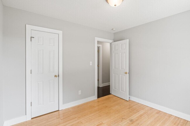 Building Photo - 1000 Meadowgreen Dr
