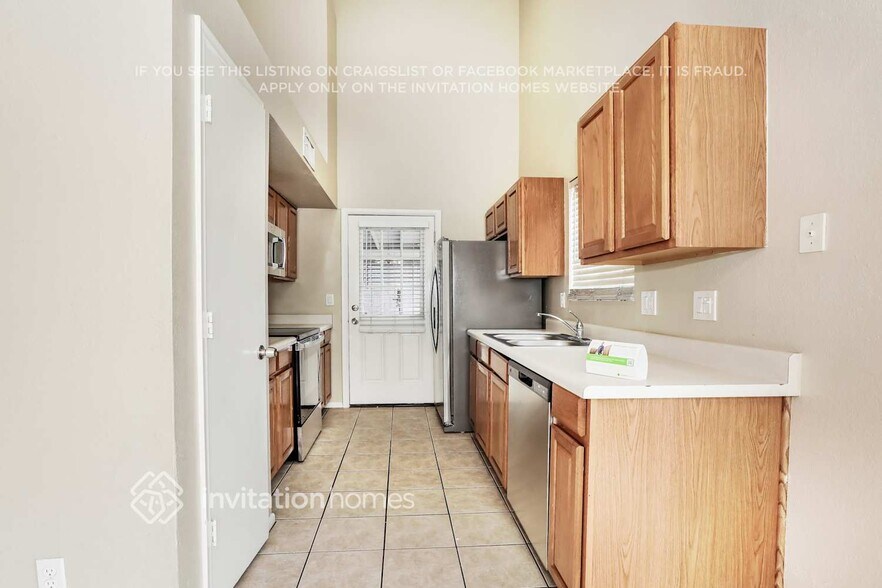 Building Photo - 822 E Gila Ln