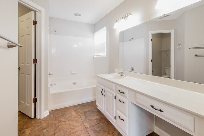 Building Photo - Inviting and Spacious 3 Bedroom Home in Summerville