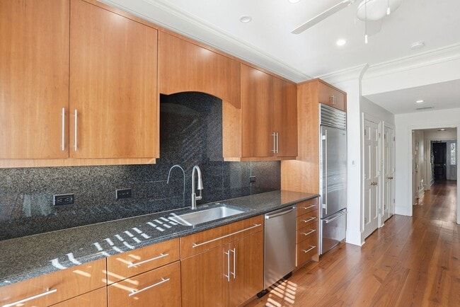 Building Photo - 3 BED | 4 BATH | TWO CAR GARAGE | HISTORIC DISTRICT TOWNHOME