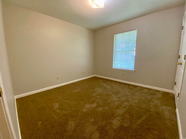 Building Photo - 320 Elmo St