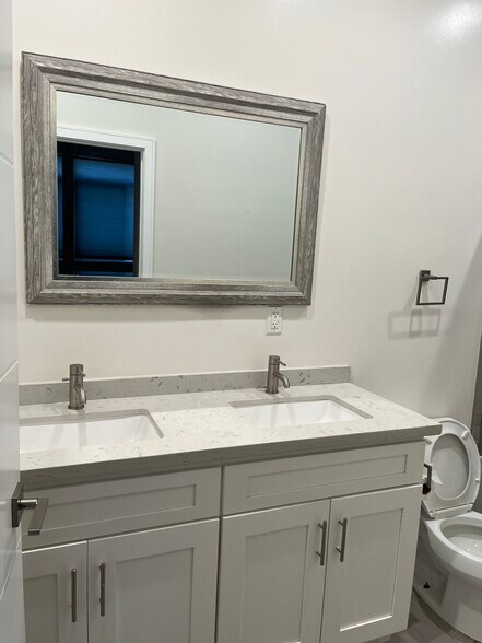 Building Photo - 3955 S Budlong Ave