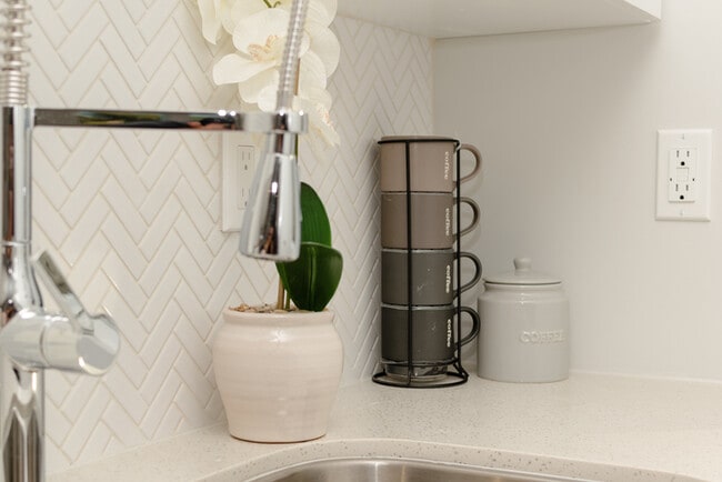 Building Photo - Two Bedroom Town Home-style Like Near NoHo Arts District