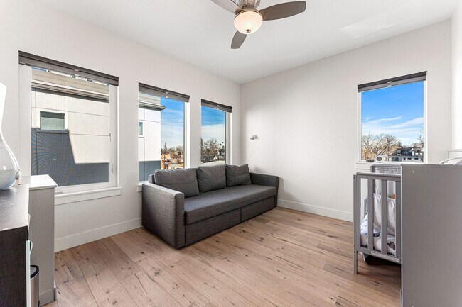 Building Photo - ROOFTOP DECK + spacious END UNIT townhome in Berkeley Neighborhood!