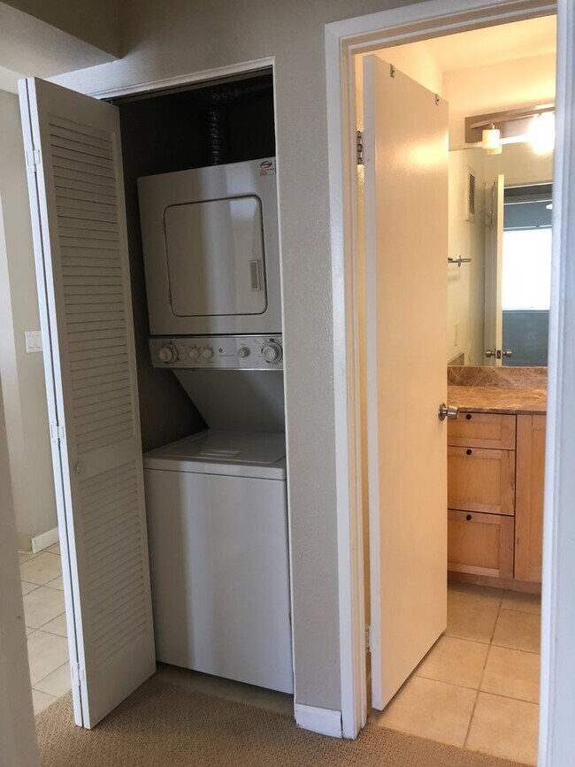 Building Photo - 1 BED/1 BATH CONDO NEAR LA JOLLA VILLAGE