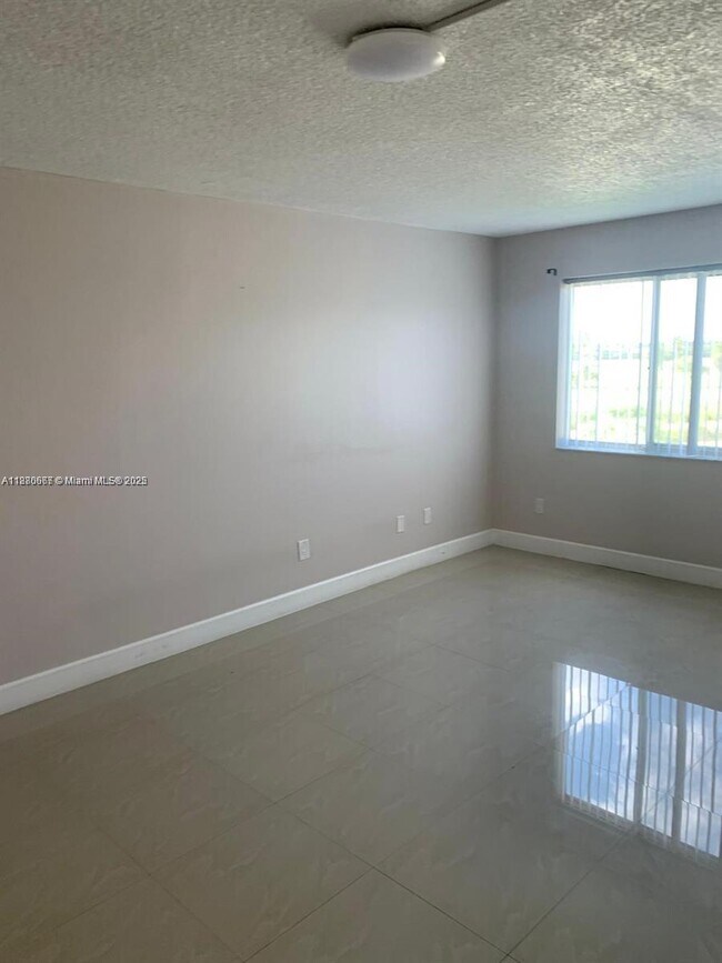 Building Photo - 14830 Naranja Lakes Blvd