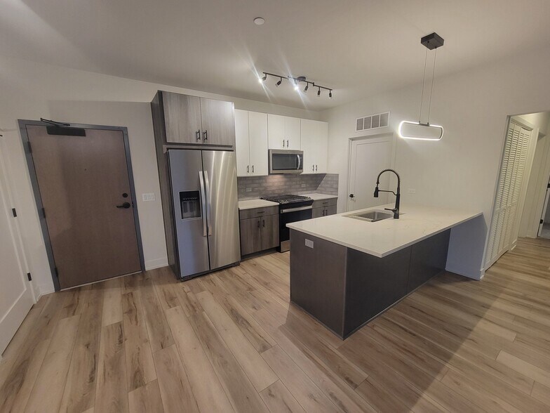 Building Photo - 302 W Liberty Dr