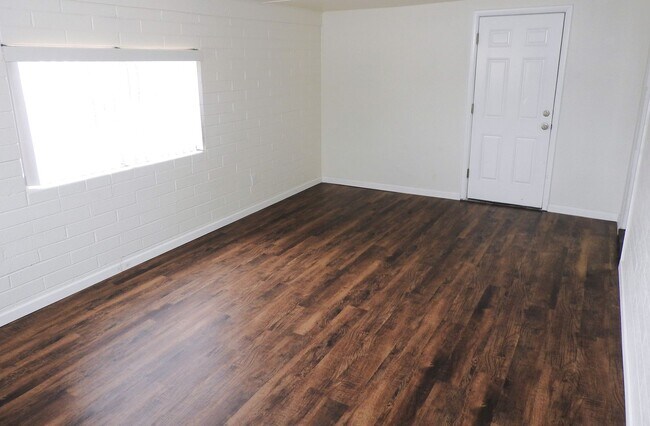 Building Photo - Beautifully Remodeled 3+1 Bungalow with Indoor-Outdoor Living