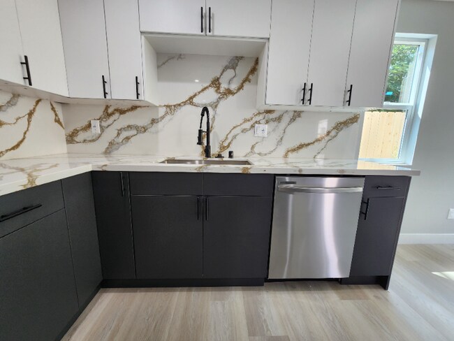 Building Photo - 2223 S Highland Ave