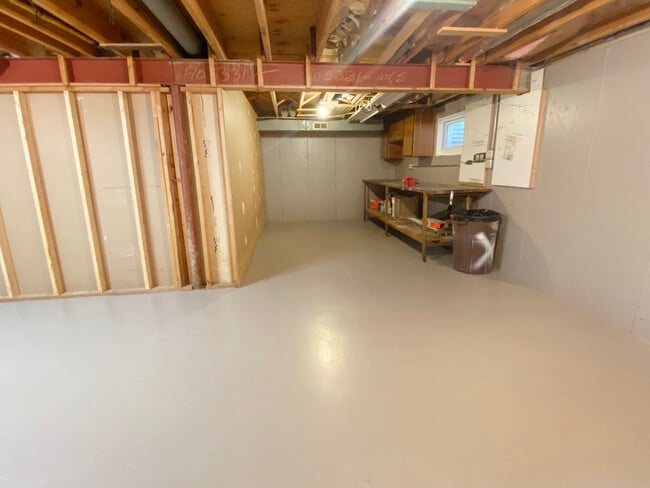 Building Photo - 2242 Eastview Dr