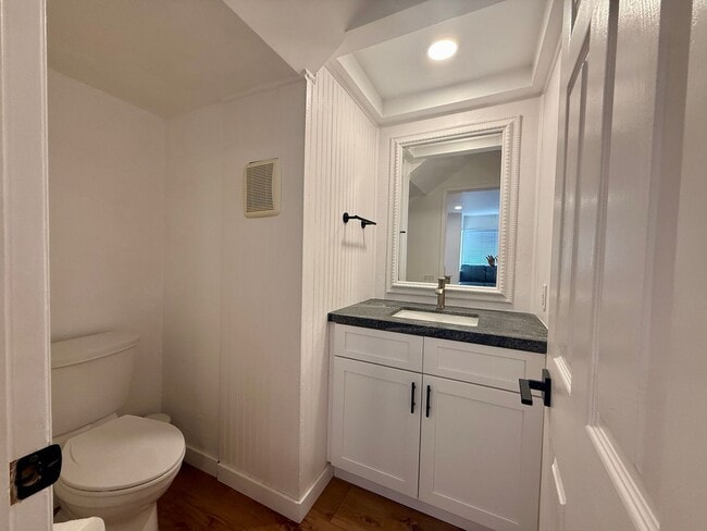 Building Photo - Beautiful 3 bedroom (2 bed + den/office) t...