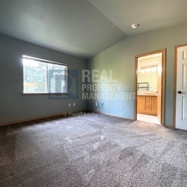 Building Photo - 4 Bedroom Home With A Huge Yard!