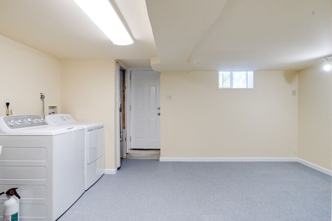 Building Photo - Charming End-Unit Townhome