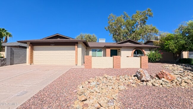 Primary Photo - 7317 S Palm Dr