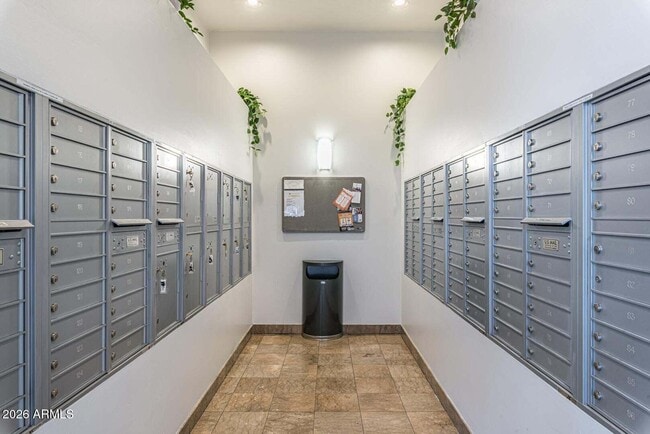 Building Photo - 945 E Playa Del Norte Dr