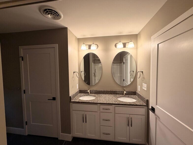 Building Photo - 746 Golden Spring Dr