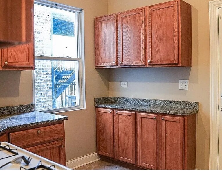 Building Photo - 6225 S Rhodes Ave