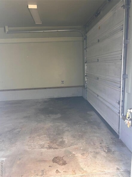 Building Photo - 15161 Sprenger Ave