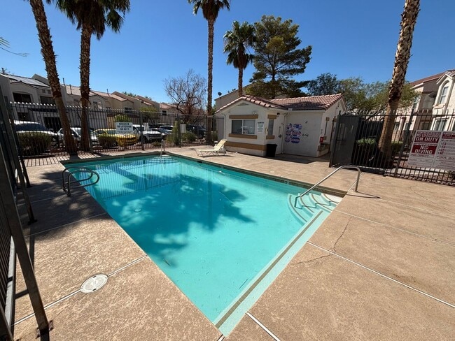 Building Photo - Beautiful 3Bed/3Bath Townhome w/ Garage lo...