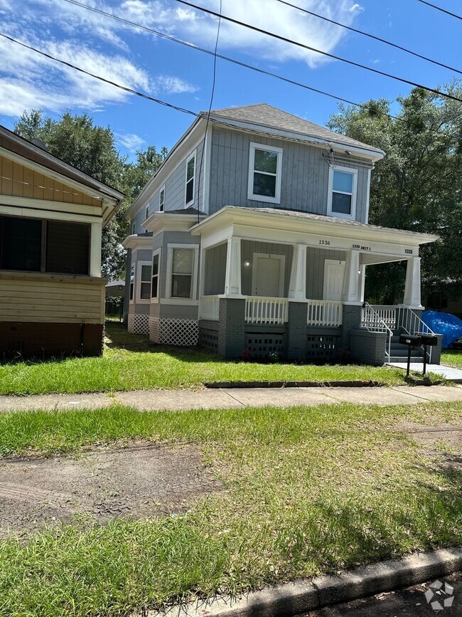 Building Photo - Duplex available off Myrtle total rehab