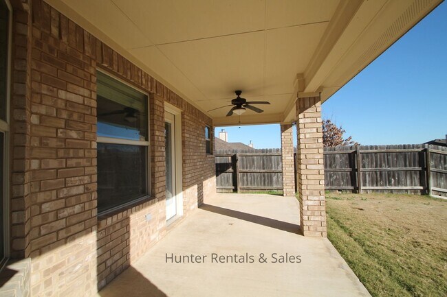 Building Photo - Evergreen Estates Beauty!