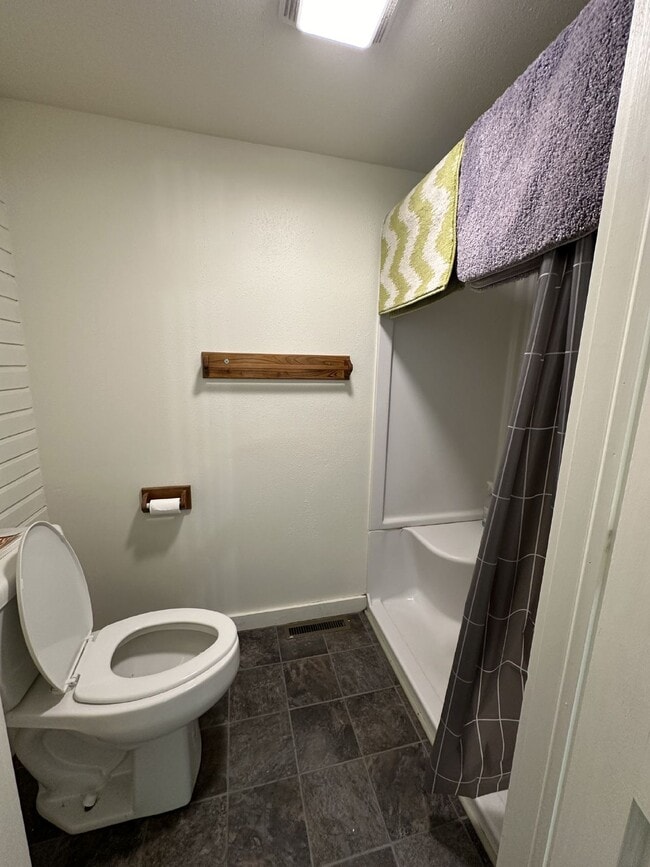 Building Photo - Amazing 4 Bed 1 Bath close to UWEC!