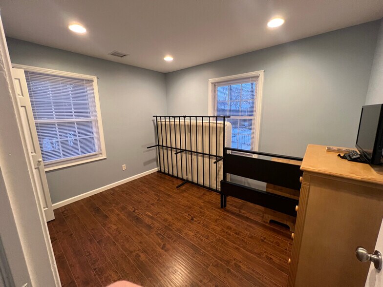 Building Photo - 3 Ikes Ln