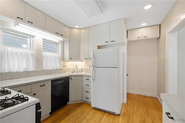 Building Photo - 144 Durston Ave