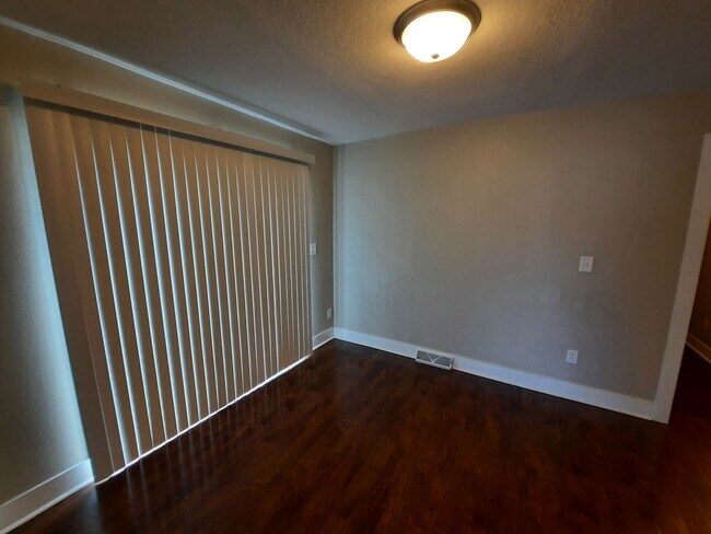 Building Photo - 3 Bedroom, 2 Bathroom Home with 1+ car attached garage