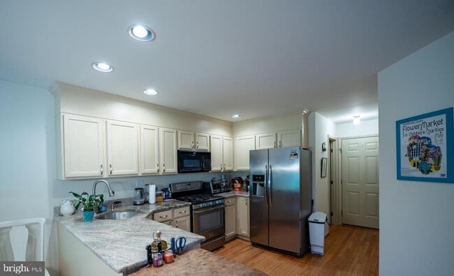 Building Photo - 908 Holly Ct