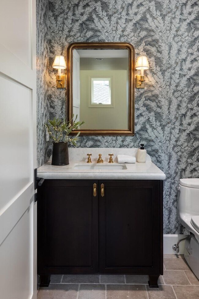 Building Photo - 164 Waverley St