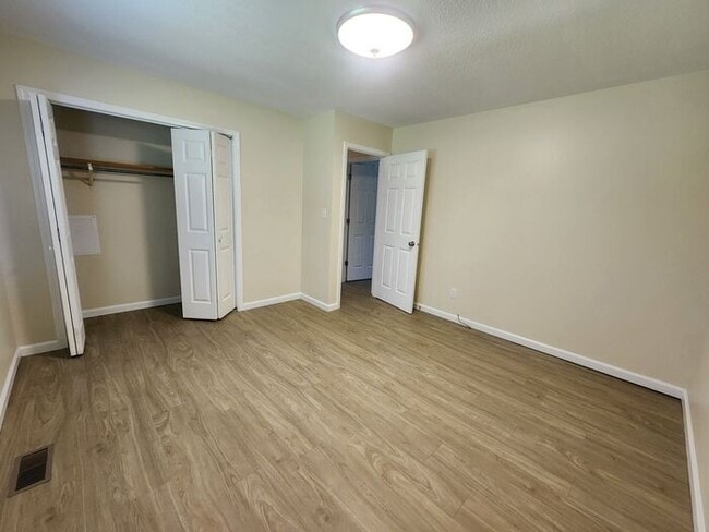 Building Photo - Updated-Pets Welcome-Pay Electric ONLY!