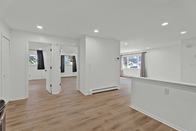 Building Photo - BEAUTIFULLY UPDATED 2 BEDROOM CONDO