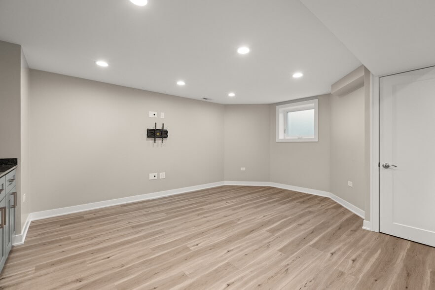 Building Photo - 3608 W Diversey Ave