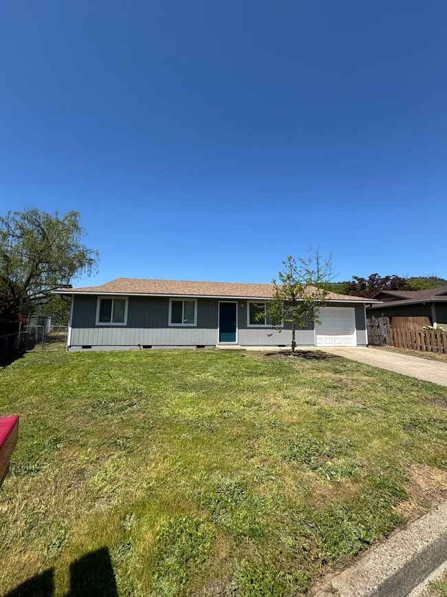 Building Photo - Myrtle Creek 3-bedroom Home with 1 Car Garage