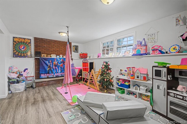 Building Photo - 10 Cedar Ln