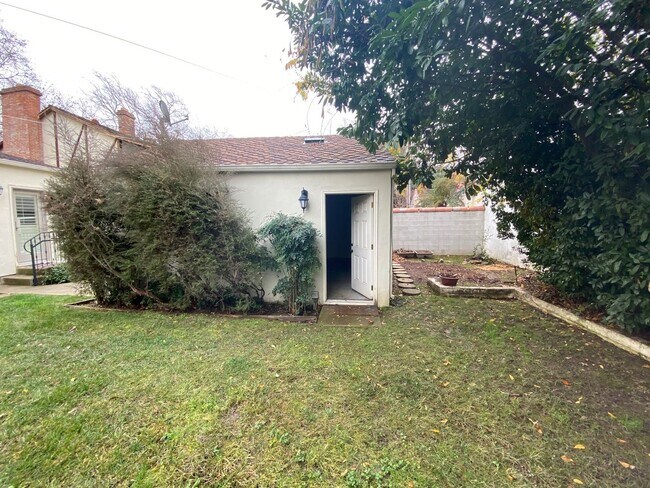 Building Photo - 4 Bedroom 3 Bathroom Land Park Home