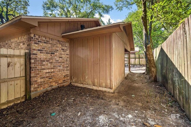 Building Photo - 908 Schaub Ave