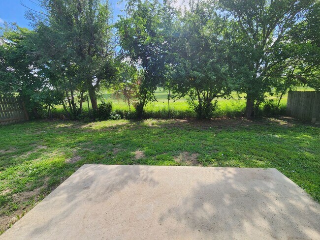 Building Photo - 7110 SW Greenview Dr